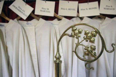 Ars-sur-Fromalılar. Jean-Marie Vianney Tapınağı (The Cure d 'Ars). Sacristy. Rahipler tarafından takılan zincirler. Fransa.