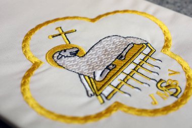 Ars-sur-Fromalılar. Jean-Marie Vianney Tapınağı (The Cure d 'Ars). Nakışlı rahip çaldı. Tanrı 'nın kuzusu. Fransa.
