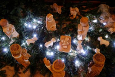 Kolik bir kilisede Noel beşiği. Doğum sahnesi. Fransa. 