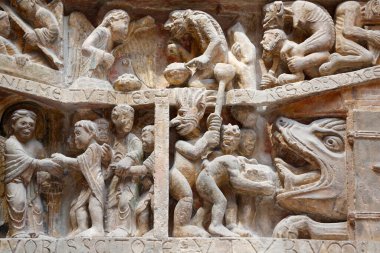 Ulusal Fransız Anıtları Müzesi. Saint Foy Manastırı Kilisesi, Conques. Batı cephesi. Son Hüküm. Oyuncular. Yakın plan. Fransa. 