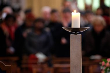 Katolik ayini ve kilise mumu. Katolik kilisesi. Fransa. 