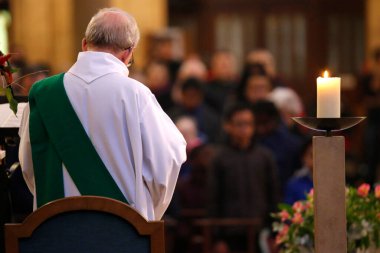 Notre-Dame du Perpetuel Güvenlik Bazilikası. Katolik ayini. Rahip.. 