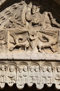 Ganagobie Manastırı. Dört kanatlı yaratık, Hz. İsa 'nın etrafını saran Dört Evangelist' i sembolize ediyor. Katolik kilisesi. Fransa. 