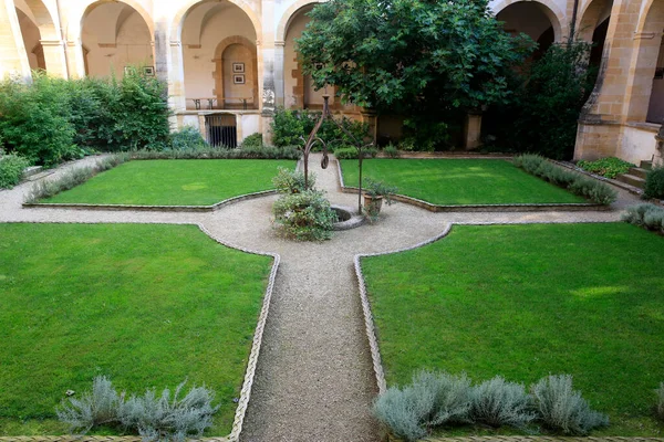 神聖なハートバシリカ ペイル マネー 回廊の庭だ フランス — ストック写真