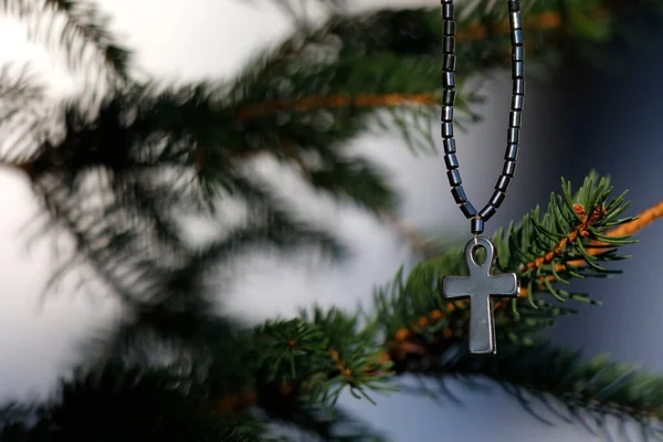 Χριστιανικό Σταυρό Και Χριστουγεννιάτικο Δέντρο Καθολική Εκκλησία Γαλλία — Φωτογραφία Αρχείου