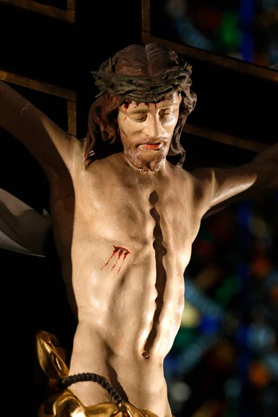베드로 바오로 교회입니다 예수가 십자가에 프랑스 — 스톡 사진