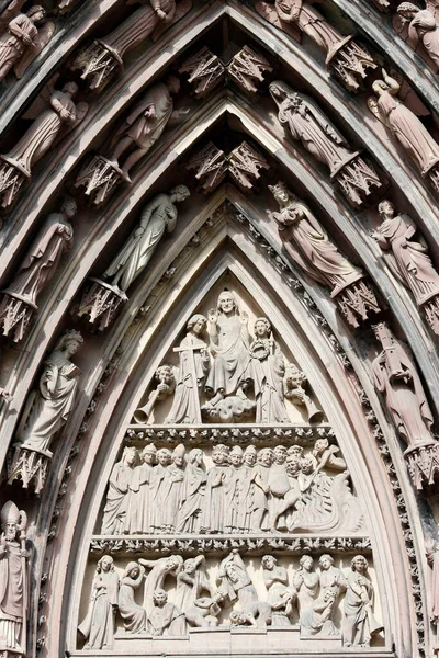 斯特拉斯堡大教堂的夫人西方的立面最后的判决法国 — 图库照片