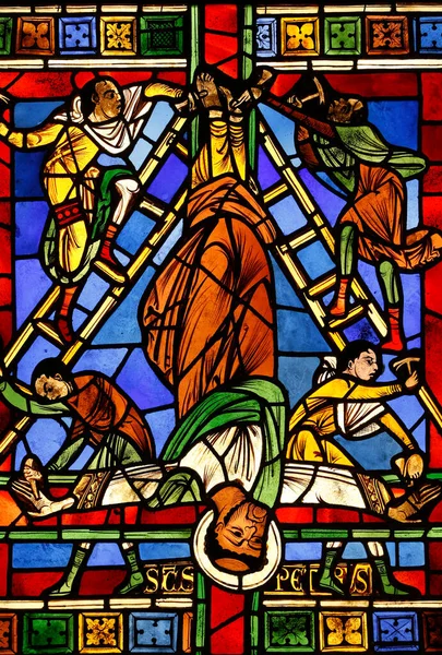 国立フランス記念物博物館 聖ピエール大聖堂 ステンドグラスの窓 聖ペテロの十字架刑 フランス — ストック写真