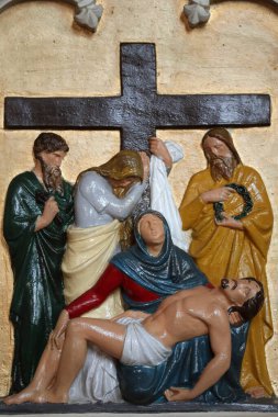 Haçın yolu. İstasyon 13. İsa (İsa), çarmıhtan indirilmiştir. Fransa.