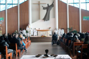 Notre-Dame-du-Val Kilisesi. Katolik Pazar ayini. Bussy-Saint-Georges. Fransa. 