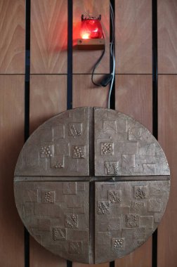 Notre-Dame-du-Val Kilisesi. Tapınak ve kırmızı ışık. Bussy-Saint-Georges. Fransa. 