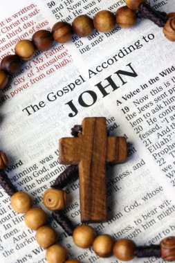 Kutsal İncil ve tespih. John 'a göre İncil. Fransa.