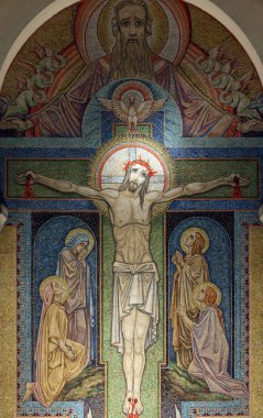 Ziyaret Bazilikası. Antoine Molkenboer 'ın çarmıha germe mozaiği. Annecy. Fransa. 