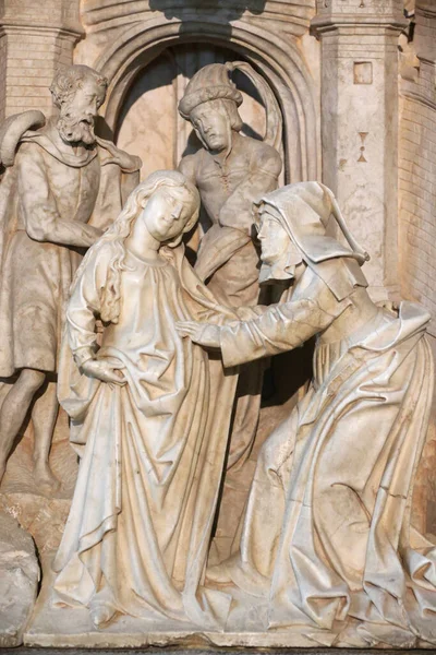 布鲁皇家修道院 佛兰芒艺术家雕刻的 献给玛丽七大喜庆的纪念塔 观光客法国 — 图库照片