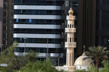 Abu Dabi 'deki cami ve gökdelenler. Birleşik Arap Emirlikleri.