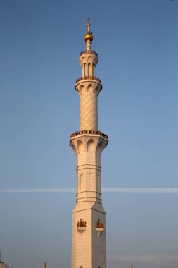 Abu Dabi 'deki Şeyh Zayed Büyük Camii' nde minare. Birleşik Arap Emirlikleri.