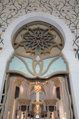 Süslü cam pencere, Şeyh Zayed Camii, Abu Dabi. Birleşik Arap Emirlikleri.