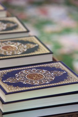 Şeyh Zayed 'in Ulu Camii, Abu Dabi' deki Kur 'an kopyalarının ayrıntıları. Birleşik Arap Emirlikleri.