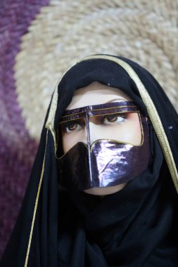 Abu Dabi, Miras Köyü. Geleneksel Arapça elbiseli Manikin. Birleşik Arap Emirlikleri.