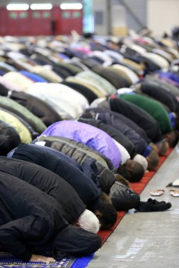 Kurban Bayramı olarak da bilinen Kurban Bayramı, dünya çapında her yıl Müslümanlar tarafından kutlanan iki dini bayramın ikincisi. Doğrusu İbrahim 'in, Allah' a teslim olmuş bir Müslüman olarak oğlunu kurban etmesi, İbrahim 'i onurlandırır..