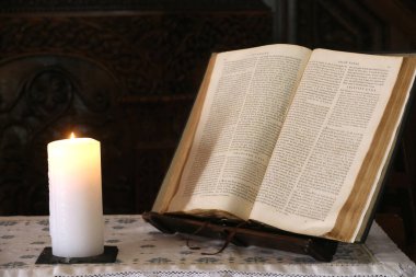 Atlı Protestan tapınağı. Eski İncil ve kilise mumu. Cenevre. İsviçre. 