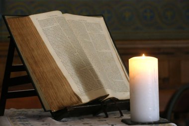 Atlı Protestan tapınağı. Eski İncil ve kilise mumu. Cenevre. İsviçre. 