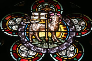 Kutsal Üçleme Kilisesi. Cenevre. Lekeli cam pencere. Tanrı 'nın Kuzusu. İsviçre.
