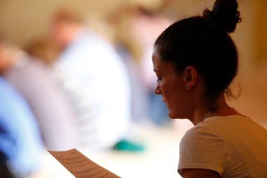 Taize Topluluğu. Uzlaşma Kilisesi 'nden. Cumartesi akşam duası.