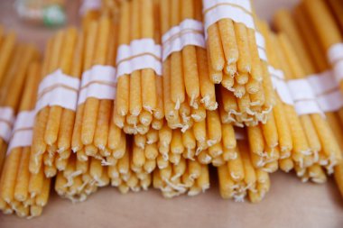 Sarı Budist mumları bir demet halinde. İnanç ve din. Fransa. 