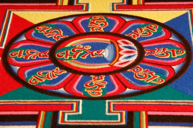 Budist kum Mandala. Mandala, Evren 'i temsil eden ruhani ve ritüel bir semboldür. Fransa. 