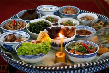 Wat Velouvanaram. Budist sunağı. Adaklar. Budist dini. Fransa. 