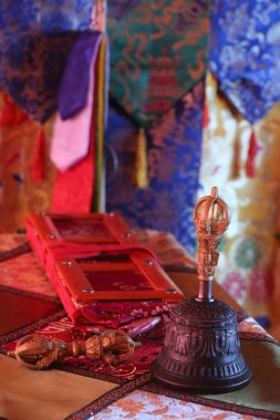 Shedrub Choekhor Ling manastırı. Çan (ghanta) ve vajra. Budist dini. Fransa. 