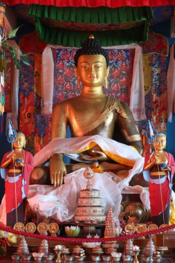 Shedrub Choekhor Ling manastırı. Buda heykeli. Budist dini. Fransa. 