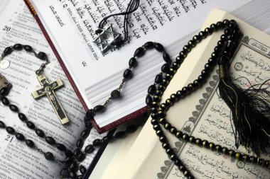 Hristiyanlık, İslam ve Yahudilik: üç tek tanrılı din. İncil, Kuran ve İncil. Dinlerarası semboller. Fransa.