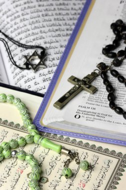 Hristiyanlık, İslam ve Yahudilik: üç tek tanrılı din. İncil, Kuran ve İncil. Dinlerarası semboller. Fransa.