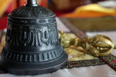 Shedrub Choekhor Ling manastırı. Çan (ghanta) ve vajra. Mont Saleve. Fransa.