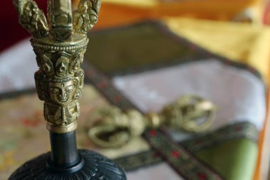 Shedrub Choekhor Ling manastırı. Çan (ghanta) ve vajra. Mont Saleve. Fransa.