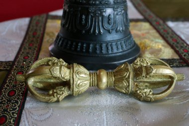  Shedrub Choekhor Ling manastırı. Çan (ghanta) ve vajra. Mont Saleve. Fransa.
