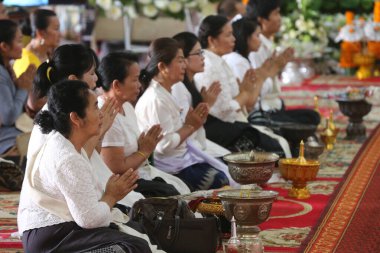 Wat Ong Teu Budist tapınağı. Oturan kadınlar bir törende ilahi okuyup dua ediyorlar. Vientiane. Laos. 