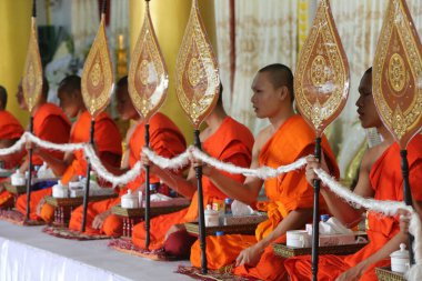 Wat Ong Teu Budist tapınağı. Oturan Budist rahipler bir törende ilahi okuyup dua okuyorlar. Vientiane. Laos. 