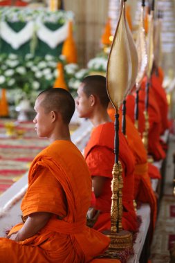 Wat Ong Teu Budist tapınağı. Oturan Budist rahipler bir törende ilahi okuyup dua okuyorlar. Vientiane. Laos. 