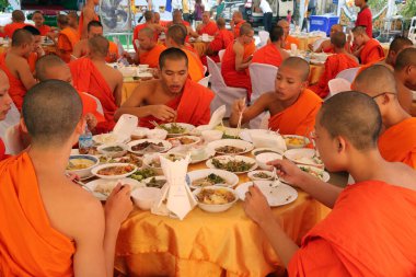 Wat Ong Teu Budist tapınağı. Budist rahipler manastırda vejetaryen yemeği yiyorlar. Vientiane. Laos. 