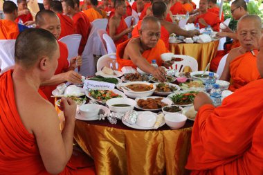 Wat Ong Teu Budist tapınağı. Budist rahipler manastırda vejetaryen yemeği yiyorlar. Vientiane. Laos. 