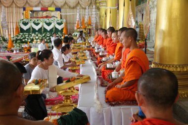 Wat Ong Teu Budist tapınağı. Oturan Budist rahipler bir törende ilahi okuyup dua okuyorlar. Vientiane. Laos. 
