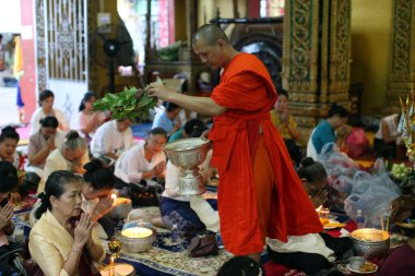  Wat Si Muang (Simuong) Budist tapınağı. Budist töreni. Keşiş kutsal su serpiyor. Vientiane. Laos. 