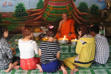  Wat Si Muang (Simuong) Budist tapınağı. Genç öğrencilerle yapılan Budist töreni. Vientiane. Laos. 