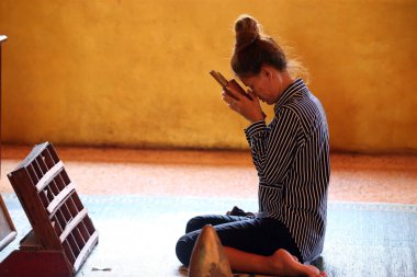  Wat Si Muang (Simuong) Budist tapınağı. Tapan dua ediyor. Vientiane. Laos. 