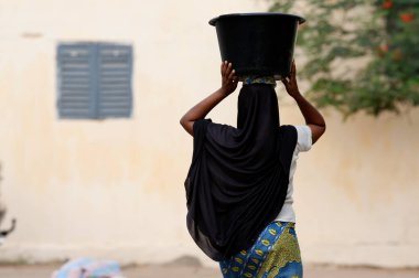 Togolu Müslüman kadın. Su işi. Lome. Togo. 