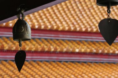 Wat Benchamabophit (Mermer Tapınak). Tapınağın çatısının altında asılı bir Budist çanı. Bangkok 'ta. Tayland. 