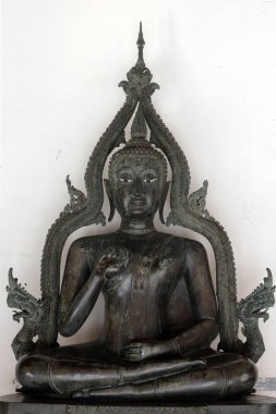 Wat Benchamabophit (Mermer Tapınak). Buda, Ayutthaya döneminde zafer çağrısında bulunurken bir bacağı diğerinin üzerinde oturur. Bangkok 'ta. Tayland. 